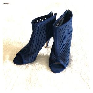 Blue Suede Shoes 🎶 Chinese Laundry